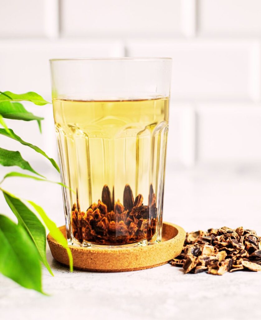 morceaux de caroube dans l’eau pour préparer une infusion naturelle