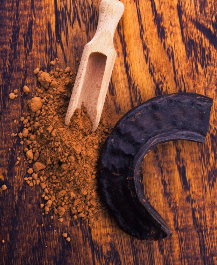 gousses de caroube entières comparées à la poudre de caroube