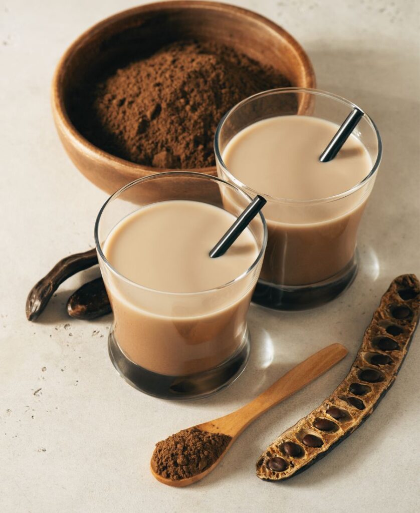 poudre de caroube utilisée dans des boissons et recettes simples