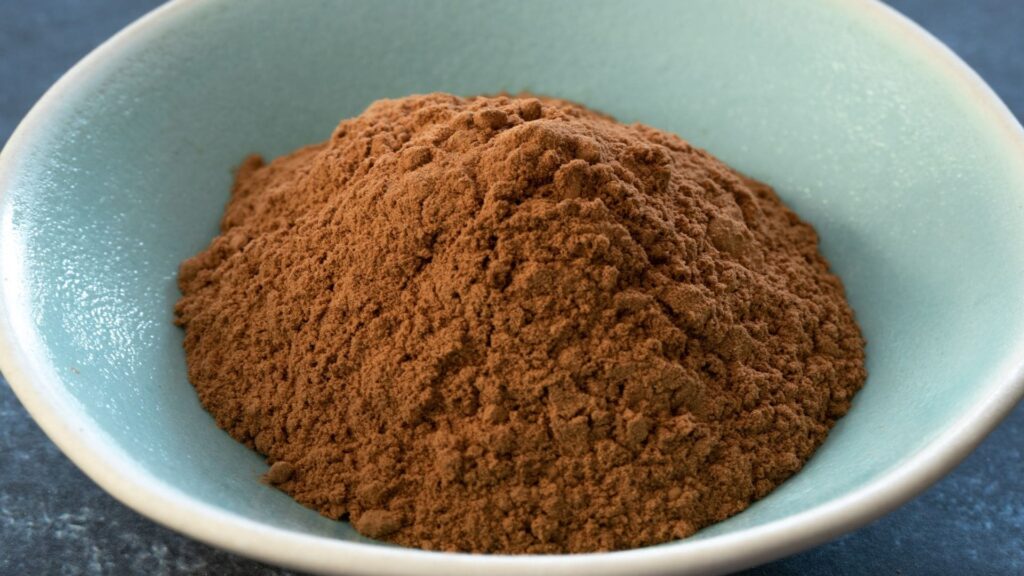 Poudre de caroube dans un bol dans une cuisine moderne