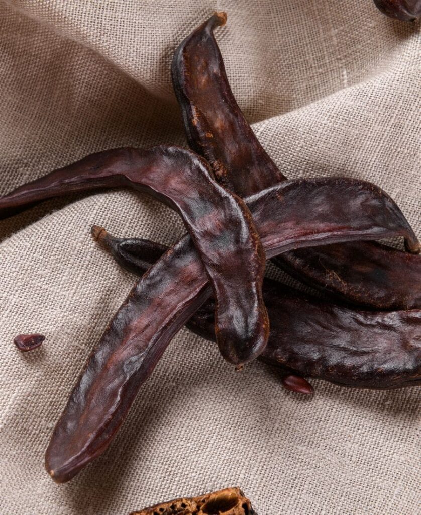 gousses de caroube entières